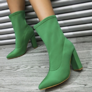 Botas Lisas Com Bico Fino E Salto Grosso